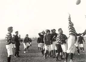A Queensland game takes a throw in 1900