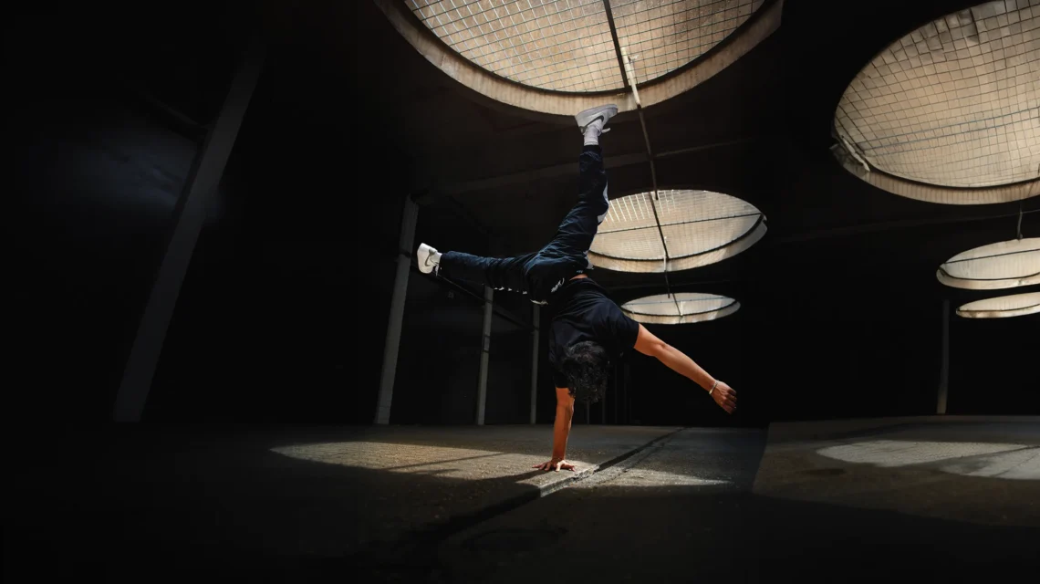 Demetri-Alvanis-doing-a-wall-stand