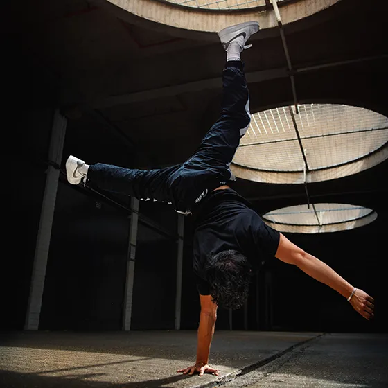 Demetri-Alvanis-doing-a-wall-stand